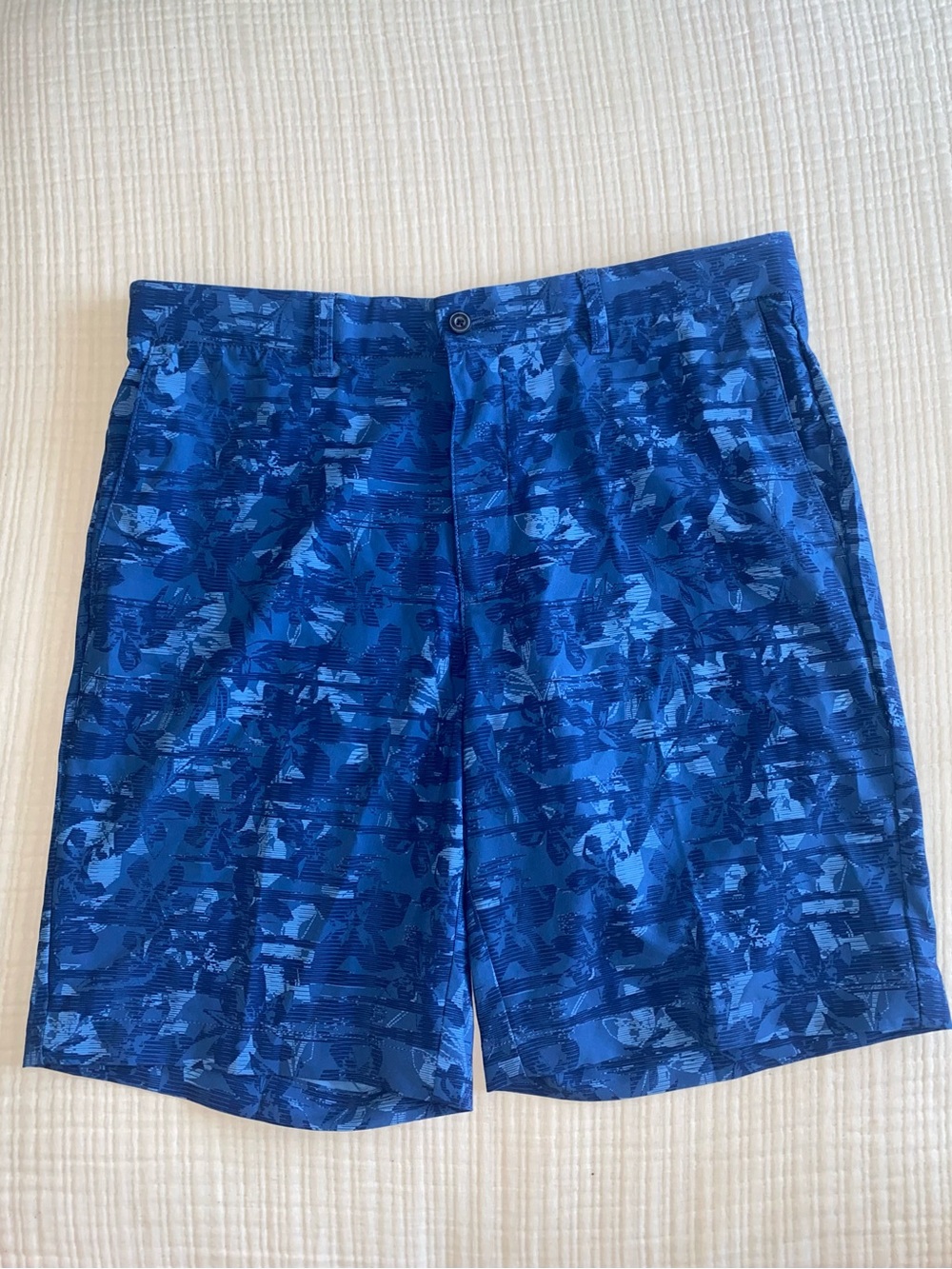 PGA TOUR Men’s Blue Abstract Print Shorts – Size 34